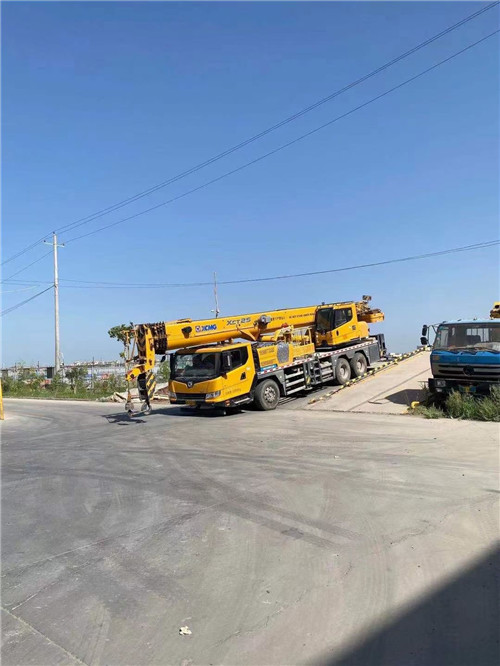 铁山港区吊车作业时，可能会产生哪些额外收费项目？