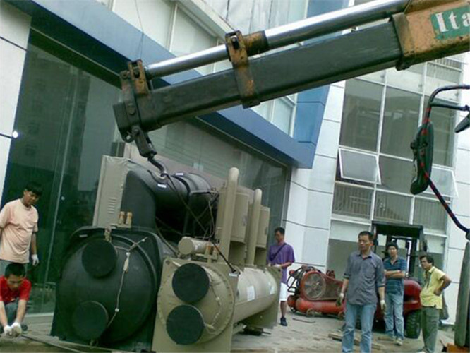 铁山港区随车吊和汽车吊的核心区别是什么？哪种更省钱？