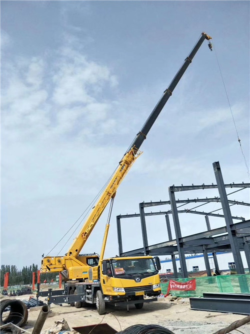 铁山港区超高层建筑钢结构吊装案例